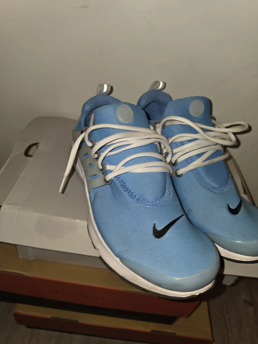 Nike Mens Light Blue and White Slip-On Style Sneakers